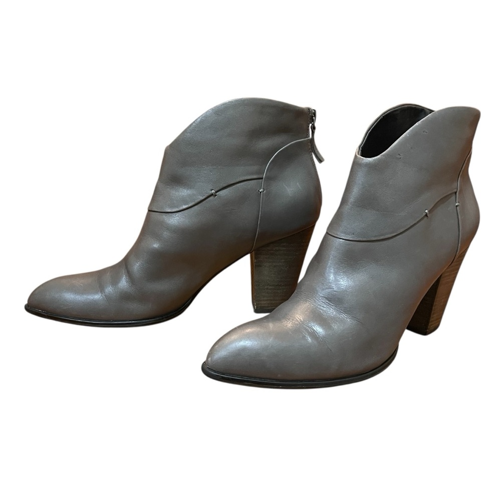 B. Makowsky Gray Leather Ankle Boots Block Heel Back Zip Pointed Curvy Booties